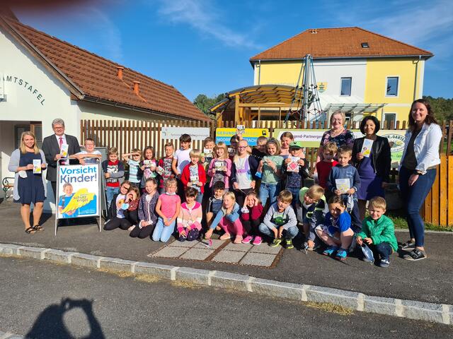 Aktion Schutzengel - mit am Foto: Denise Hurmer, Direktor Hubert Prinz, Eva Müller, Margit Göll und Lisa Koppensteiner. | Foto: Gemeinde Moorbad Harbach