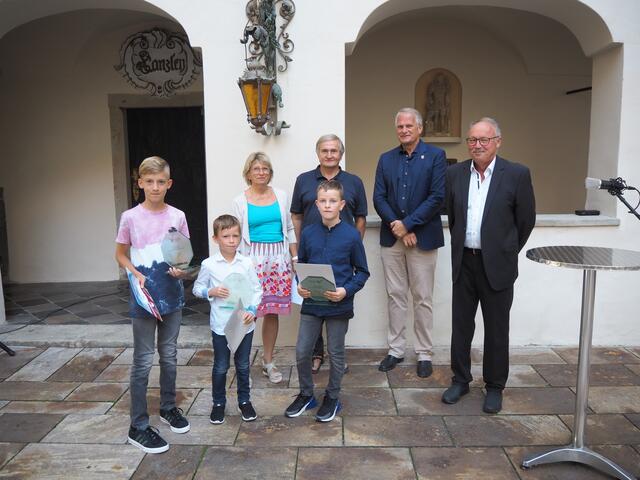 Die drei Sieger der Kategorie Kinder/Jugendliche v. l. vorne: Matthias Lagger, Matthias Ratz, Peter Preininger
hinten: Irmgard Reisenhofer, Ewald Ulrich, Peter Moser, Hans-Peter Zaunschirm 
 | Foto: Stadtgemeinde Zaunschirm (2x)