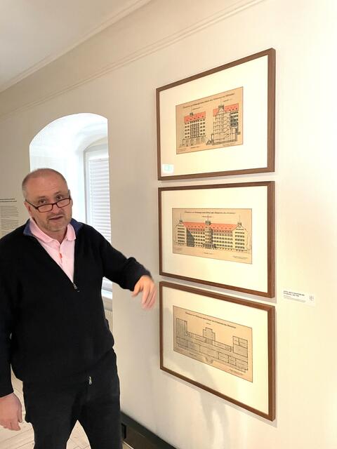 Kustos Wido Sieberer erläutert die "Unbauten". | Foto: Kogler