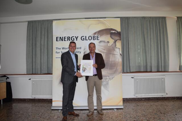 Georg Gübitz, Departmentleiter des IFA Tulln, nahm den Sonderpreis in der Kategorie "Sustainable Plastics" von Landtagsabgeordnetem Christoph Kaufmann entgegen. | Foto: Franziska Pfeiffer