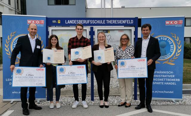 Fachgruppengeschäftsführer Andreas Hofbauer, Julia Pfaffenlehner, Zimmerei Fahrenberger GmbH (3. Platz), Manuel Karner, HAGOS GmbH &amp; Co KG (1. Platz), Johanna Wimmer, Raiffeisen Bank Region Amstetten (2. Platz), Berufsschuldirektorin Clementine Gschwandtner und Spartenobmann Franz Kirnbauer (v.l.). | Foto: WKNÖ