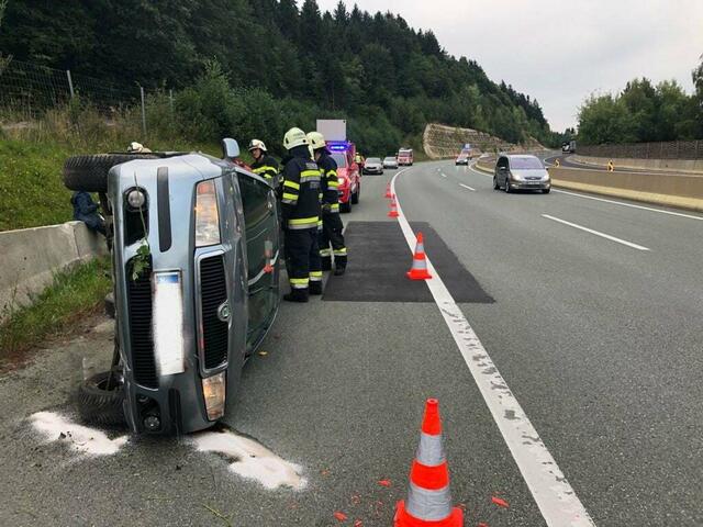 Das Unfallauto war in der Nähe der Ausfahrt Steinberg in Fahrtrichtung Wien umgekippt.