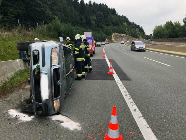 Das Unfallauto war in der Nähe der Ausfahrt Steinberg in Fahrtrichtung Wien umgekippt. | Foto: FF Steinberg