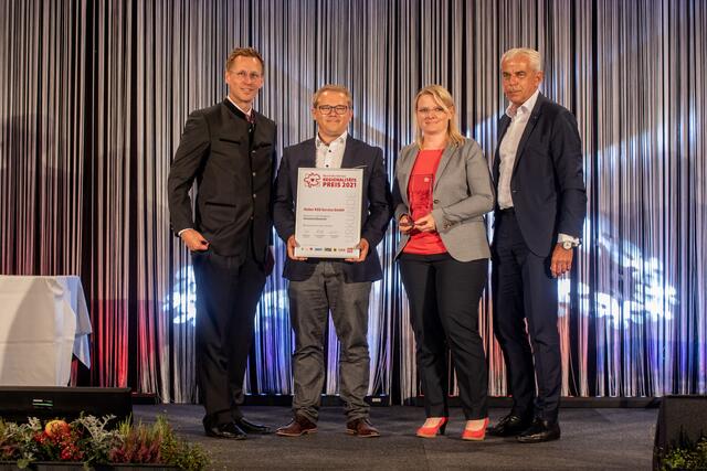 Herbert Walzhofer (r.) und Thomas Winkler übergaben den Preis in der Kategorie Handwerk und Gewerbe an Ingrid und Alexander Huber.