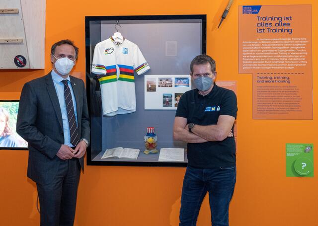 Sportlandesrat Jochen Danninger und Franz Stocher, vor dessen Weltmeister-Trikot in der Sportausstellung | Foto: NLK Filzwieser