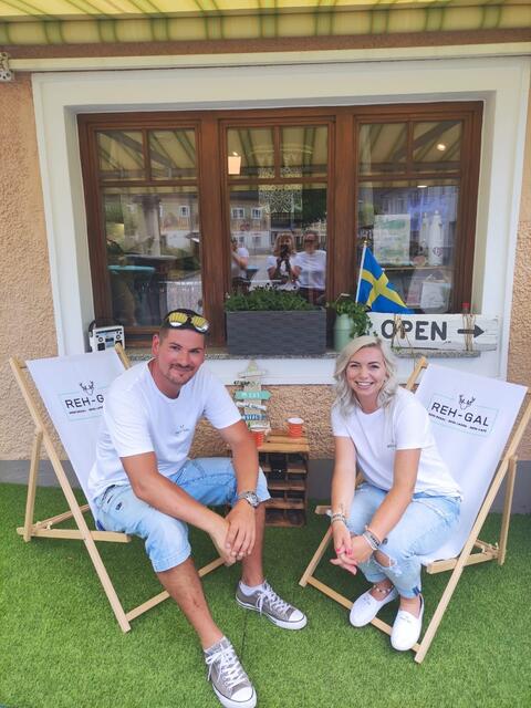 Katrin und Daniel Petrovic vor ihrem Reh-Gal in Kronstorf.  | Foto: Petrovic/Reh-Gal