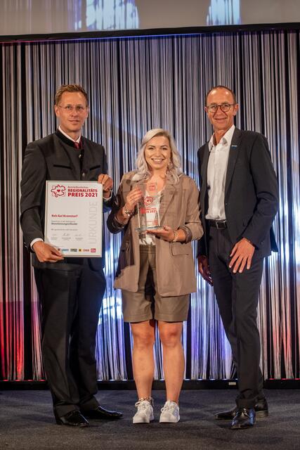 Andreas Haider (r.) und Thomas Winkler übergaben den Preis in der Kategorie Dienstleistung und Handel an Katrin Petrovic. | Foto: BRS/Pils