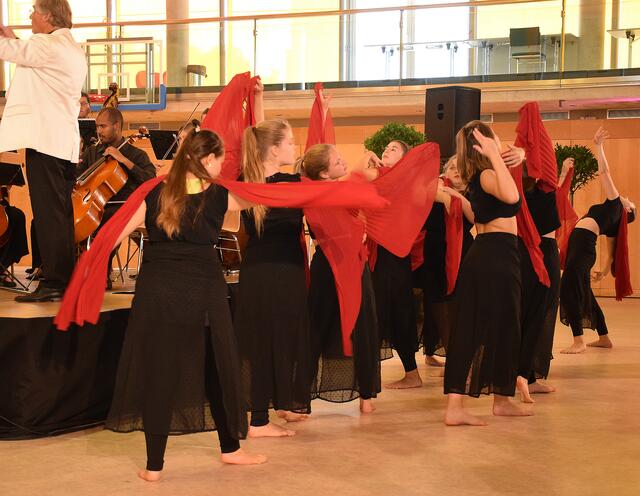 Die Alicia Kidman Dance Company brachte Schwung auf das Parkett.
 | Foto: Tourismusverband/Standl