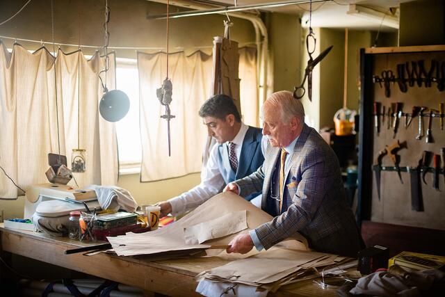 Die Schneiderei ist Nikos' größte Leidenschaft. | Foto: Filmladen