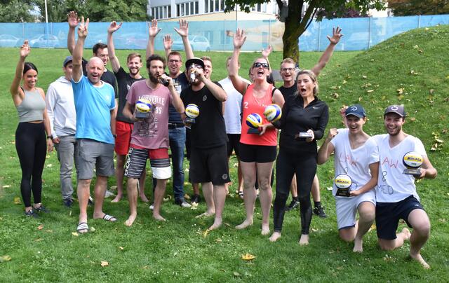 Die Teilnehmer des "Baggern &amp; Chillen" Volleyballturniers hatten nach einem von Spaß und Spannung geprägten Event Grund zum Jubeln.