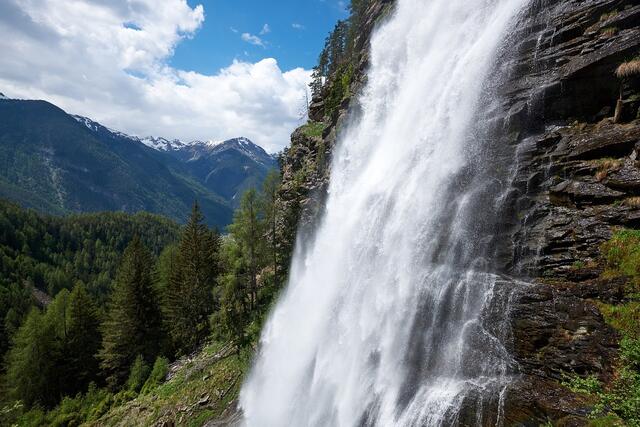 Das Wasser bahnt sich seinen Weg nach unten.