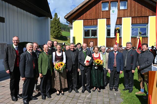 Beim Fest "Göriach feiert": Regionale Honoratioren und Polit-Granden mit Alt-Bürgermeister Reinhard Radebner (7. v. re.) und dessen Gattin Elfriede (rechts von ihm). Bürgermeisterin Waltraud Grall ist die linke Dame mit Blumenstrauß in Händen.