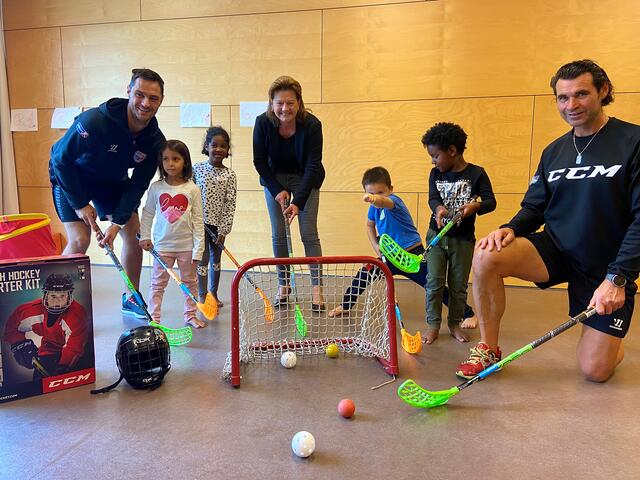 Vizebürgermeisterin Karin Hörzing (Mitte) zu Besuch mit den Eishockey-Spielern der Linzer Steel Wings im Kindergarten Holzstraße. | Foto: privat