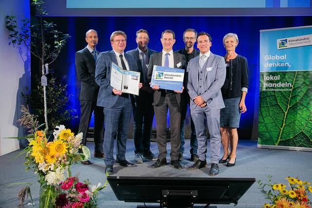 Vertreter der Raiffeisenbank Wels, Dirk Anuth, Vorstand Michael Hag, Günter Nentwich, mit der Team des Klimabündnis OÖ (2. Reihe) (v.l.) | Foto: cityfoto.at