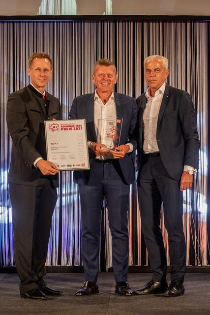 Herbert Walzhofer (r.) und Thomas Winkler übergaben den Preis in der Kategorie Industrie an Georg Emprechtinger (Mi.).