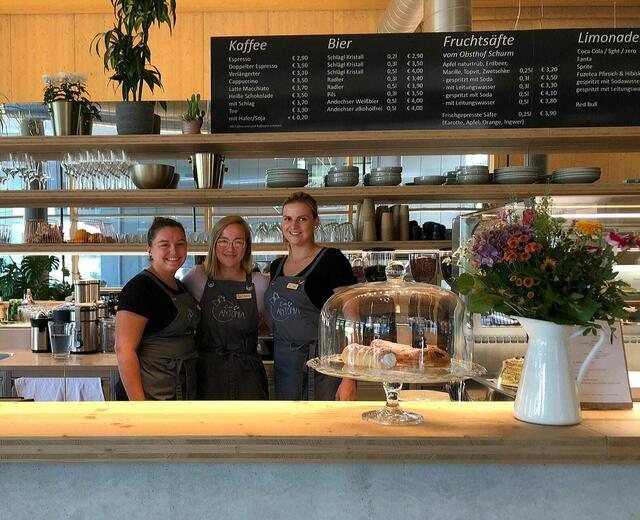 Geschäftsführerin Rebecca Gallistl (Mitte) mit ihren Kolleginnen Magdalena (links) und Nicole im neu eröffneten "Café Antonia" in der Medizinischen Fakultät. | Foto: Gallistl