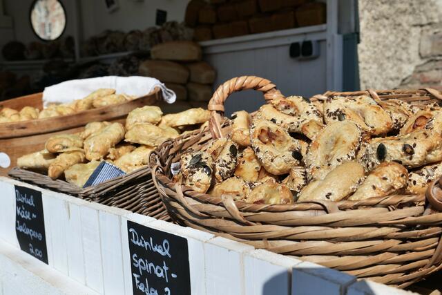 Brot und Gebäck aus der nächsten Umgebung. | Foto: Markus Spitzauer