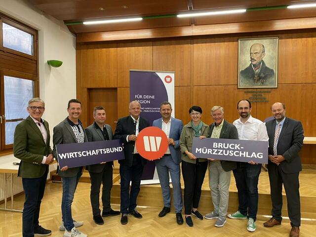 Thomas Marichhofer (5.v.l.) wird ab sofort das Amt des Wirtschaftsbund-Obmannes ausüben. Er folgt Erwin Fuchs (4.v.l.) nach. | Foto: Wirtschaftsbund