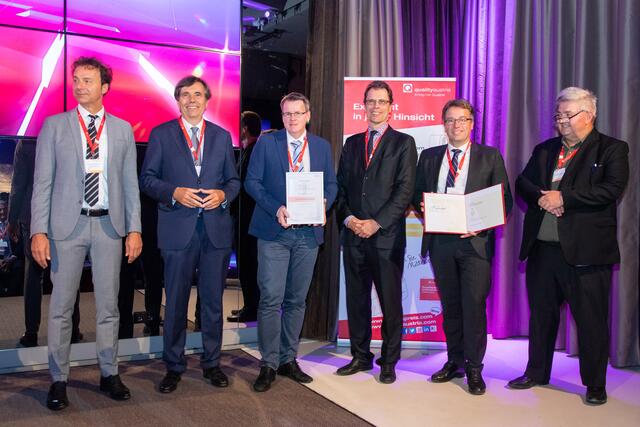 urypreis „Exzellentes Krisenmanagement‟ – AMS Kärnten v.l.n.r. Gerhard Speckbacher (Sprecher der Jury Staatspreis Unternehmensqualität 2021), Matthias Tschirf (Sektionschef im Bundesministerium für Digitalisierung und Wirtschaftsstandort), Peter Wedenig (Landesgeschäftsführer AMS Kärnten), Roland Sauer (Vorsitzender des Verwaltungsrates AMS, Sektionschef Bundesmini | Foto: Anna Rauchenberger