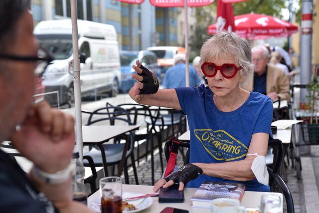 Dolores Schmidinger beim Interview mit bz-Redakteur Thomas Netopilik im Café Ritter.
