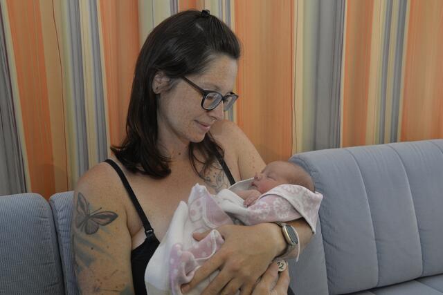 Katrin Piringer mit ihrem Baby Johanna Marie