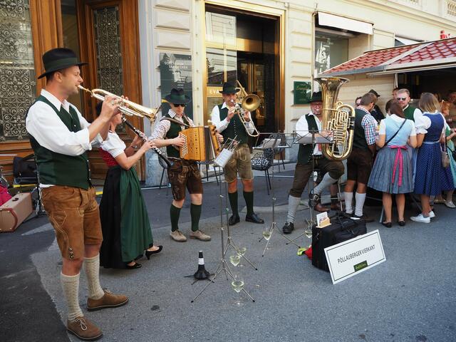 Es wird wieder musiziert und getanzt: Das Aufsteirern 2021 steigt in vielen Grazer Innenhöfen. | Foto: KK