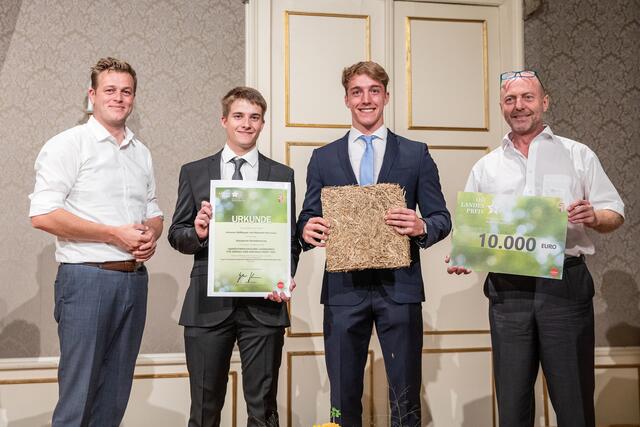 Landesrat Stefan Kaineder mit den Braunauer Preisträgern Johannes Stöllberger und Alexander Brunnauer sowie ihrem Lehrer und Betreuer Franz Vilsecker (v. l.). | Foto: Land OÖ/Lisa Schaffner