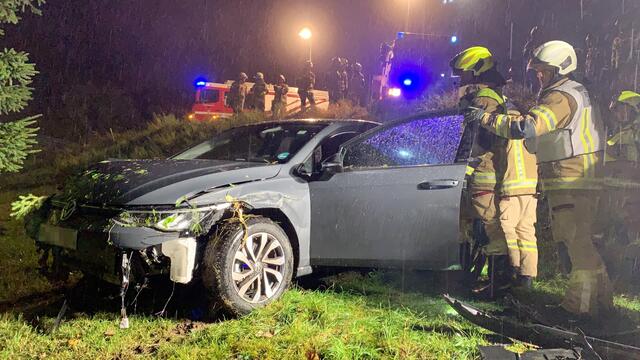 Die Einsatzkräfte hatten bei dem Vorfall auf der Eibergstraße bei Schwoich alle Hände voll zu tun.