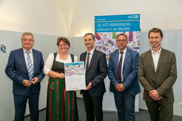 Auszeichnung für das Sammeltaxi Oststeiermark (SAM): LH-Stv. Anton Lang, LAbg. Silvia Karelly, LAbg. Wolfgang Dolesch, ÖBB Regionalmanager Peter Wallis und VCÖ-Sprecher Christian Grazer. (v.l.)