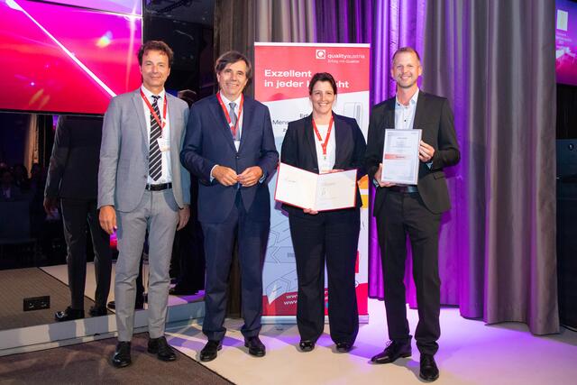 Jurypreis „Bester Newcomer‟ – flex Althofen v.l.n.r. Gerhard Speckbacher (Sprecher der Jury Staatspreis Unternehmensqualität 2021), Matthias Tschirf (Sektionschef im Bundesministerium für Digitalisierung und Wirtschaftsstandort), Iris Leitgeb (Strategie &amp; Business Excellence Manager flex Althofen), Martin Reiner (Geschäftsführer flex Althofen)
  | Foto: Anna Rauchenberger