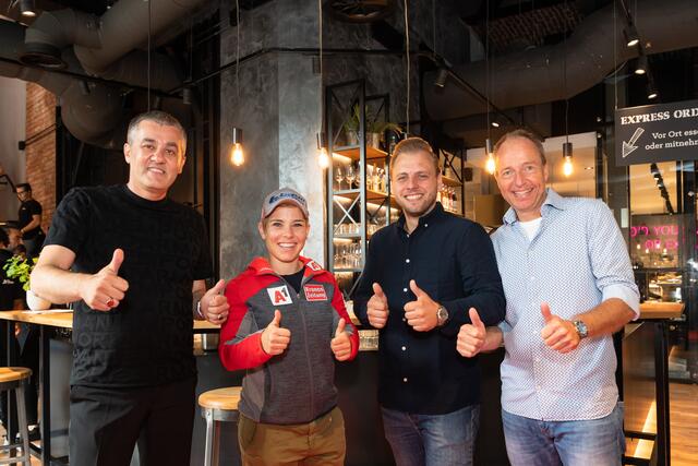 Haben schon ordentlich Appetit: v.l.n.r. Franchisenehmer Mahrem Mert, Schifahrerin Nici Schmidhofer, Geschäftsführer Lukas Tauber und Franchise Stratege Bernhard Kloucek | Foto: Jorj Konstantinov