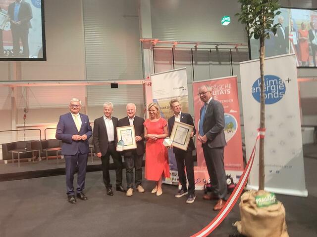 Bgm. Wolfgang Neubauer (3.v.l.) konnte die Auszeichnung von BM Leonore Gewessler entgegennehmen. | Foto: KK