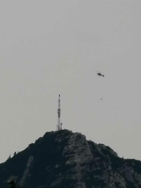 Auch ein Polizeihubschrauber war im Einsatz, um die Feuerwehrleute auf den Gipfel zu bringen.