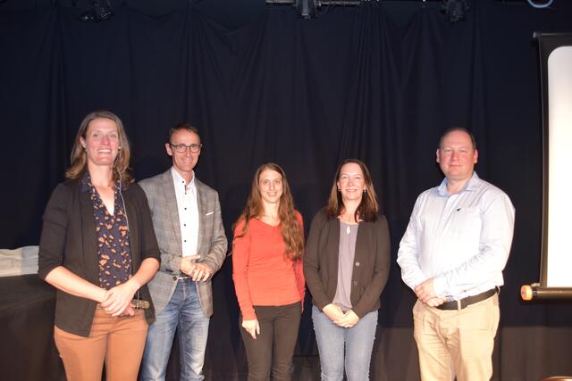 Eva-Maria Kathum (Moderatin), Günter Salchner, Stefanie und Petra Krabacher, Philipp Umek (v.l.) beim Demokratieabend in Reutte. | Foto: Reichel