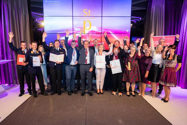 Gruppenfoto Staatspreis-Gewinner mit den Kategorie-Siegern und den Jury-Preisträgern | Foto: Anna Rauchenberger
