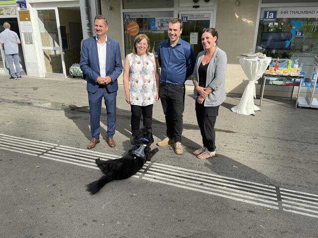 Bezirkschef Marcus Franz, Regina und Matthias Marvan, Anita Jirku (vl) und Hund Kurti bei der Jubiläumsfeier. | Foto: Karl Pufler