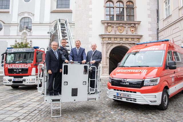 Um auch in Zukunft die Sicherheit der Oberösterreicher zu gewährleisten, erhöht das Land die finanziellen Mittel für den Landesfeuerwehrverband. Im Bild (v.l. n.r.): Landesrat Wolfgang Klinger (ÖVP), Landesfeuerwehrkommandant Robert Mayer, Landeshauptmann Thomas Stelzer und Landesrat Max Hiegelsberger (beide ÖVP). | Foto: Land OÖ/ Vanessa Ehrengruber