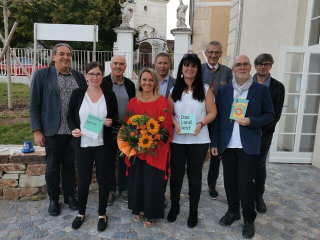 Von rechts: die Autoren Jaroslav Rudis und Vladimir Vertlib, die neue Leiterin der Stadtbücherei Petra Konecny und Ulrike Holy-Padevit, Stadträtin Claudia Schnabl und Ehrengäste.