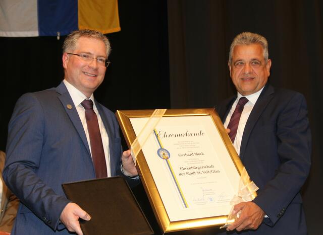 Bürgermeister Martin Kulmer übergibt seinem Vorgänger Gerhard Mock die Ehrenurkunde