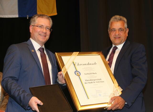 Bürgermeister Martin Kulmer übergibt seinem Vorgänger Gerhard Mock die Ehrenurkunde  | Foto: Peter Pugganig