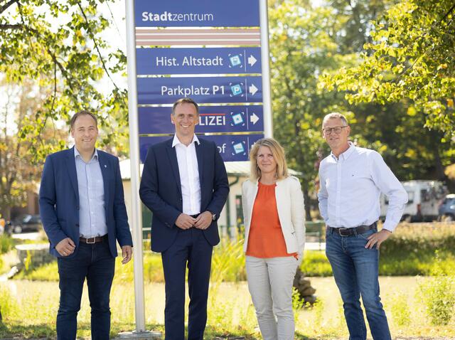 Bürgermeister Patrick Layr, Wirtschafts- und Tourismuslandesrat Jochen Danninger, Projektmanagerin der ecoplus Regionalförderung Barbara Riegler und Stadtrat Wolfgang Walter (v.l.).