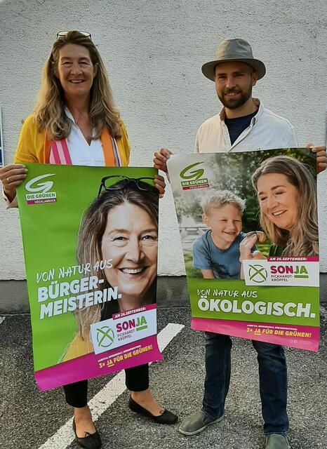 Bürgermeister- und Spitzenkandidatin Sonja Pickhardt-Kröpfel und Listenzweiter Thomas Koller präsentieren die neuen Plakate für die Bürgermeister- und Gemeinderatswahl.
 | Foto: Grüne