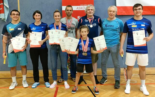 Michael Tomic, Bianca Schiester, Reka Sarosi, Thomas Petraschek,Reinhard Stöger, Rudi Holzinger, Christian Tomic, Finn Petraschek (v). n.i.B.: Ernst Liska, Regina Bäuerle, Faye+ Aimee Tran | Foto: Badminton Mödling