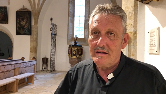 Pfarrer Rohrmoser in der Basilika Mariapfarr.