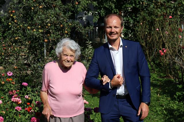 Ihr Garten ist Elsa Roilos ganzer Stolz. Durch diesen führte sie auch Vizebürgermeister Johannes Anzengruber bei seinem Besuch anlässlich ihres 106. Geburtstags. | Foto: IKM/Giesinger