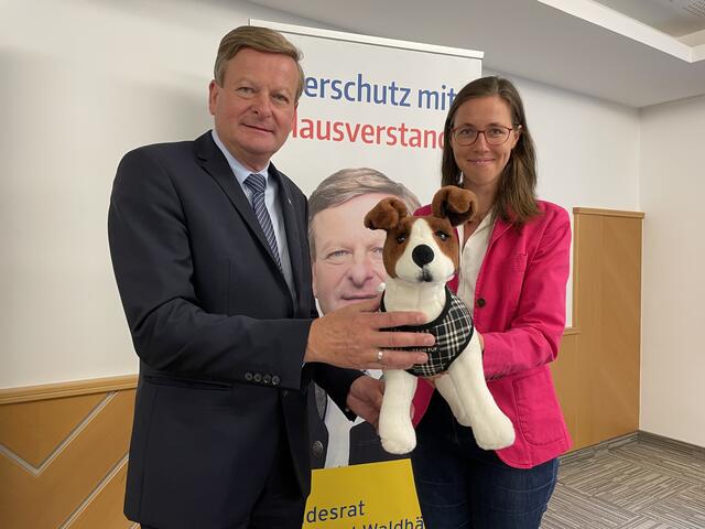 FP-Landesrat Gottfried Waldhäusl und Lea Mirwald, Geschäftsführerin des Vereins "Tierschutz macht Schule". | Foto: Karin Zeiler