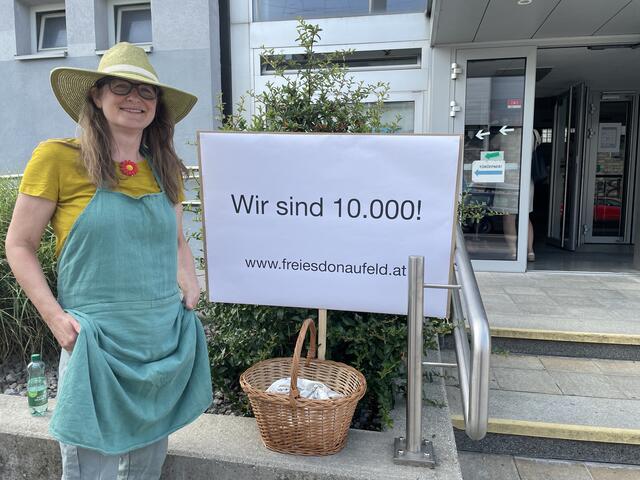 Kurz vor der Sitzung der Bezirksvertretung wurden die Überschriften vor der VHS überreicht. | Foto: Brandl