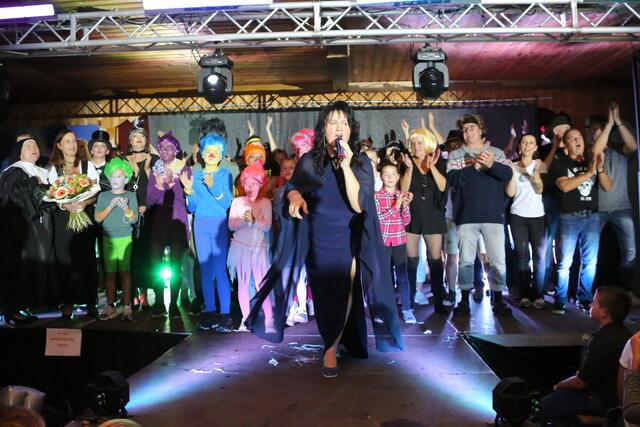 So kennt man sie – Organisatorin Edith Bader auf der Bühne voll in ihrem Element.  | Foto: WOCHE