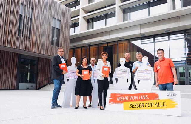 Soziallandesrätin Birgit Gerstorfer (SPÖ) und SPÖ-Bundesparteivorsitzende Pamela Rendi-Wagner (v.l. n.r.) fordern im Rahmen eines Treffens mit dem Zentralbetriebsrat des Keplerklinikums bessere Ausbildungs- und Arbeitsbedingungen in Gesundheitsberufen und machen auf den drohenden Pflegenotstand aufmerksam. | Foto: MecGreenie