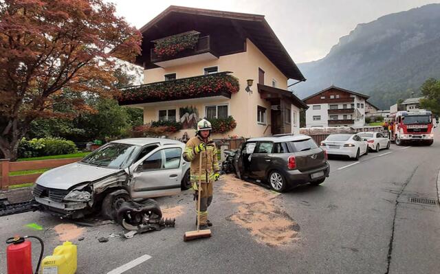 Beide Lenker wurden beim Zusammenprall in Niederbreitenbach leicht verletzt. Sie wurden anschließend ins BKH Kufstein geliefert.
